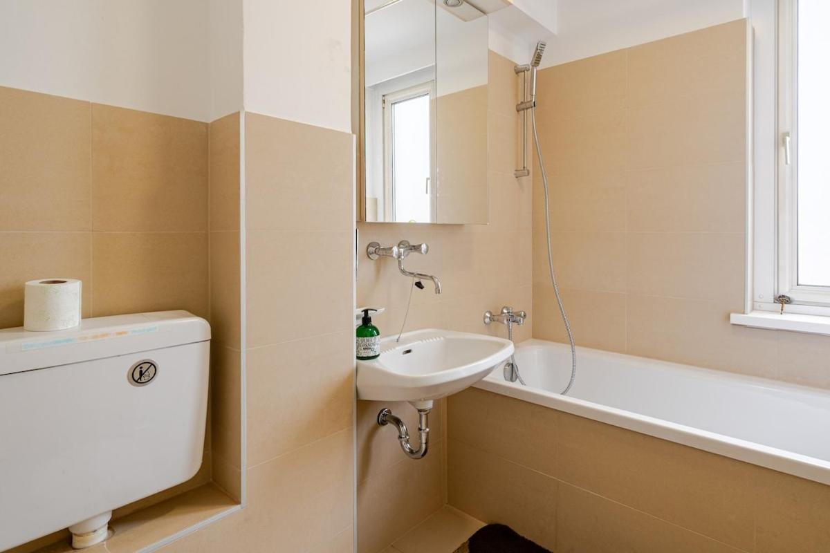 10 Minutes To City Centre And Next To Wien Hbf And Easy From Airport Extérieur photo